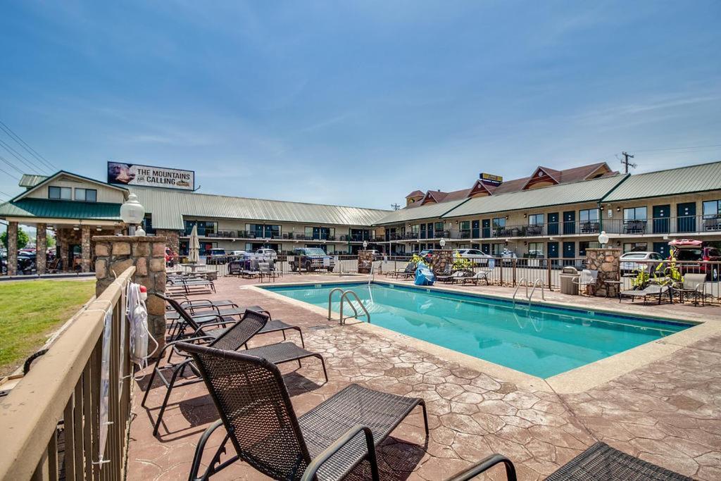 Mountain Breeze Motel Pigeon Forge Exterior photo